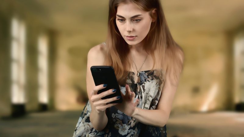 聊天窗口中对方发来的打码证件图片，屏幕上用黑条遮盖关键数字，强调信息安全